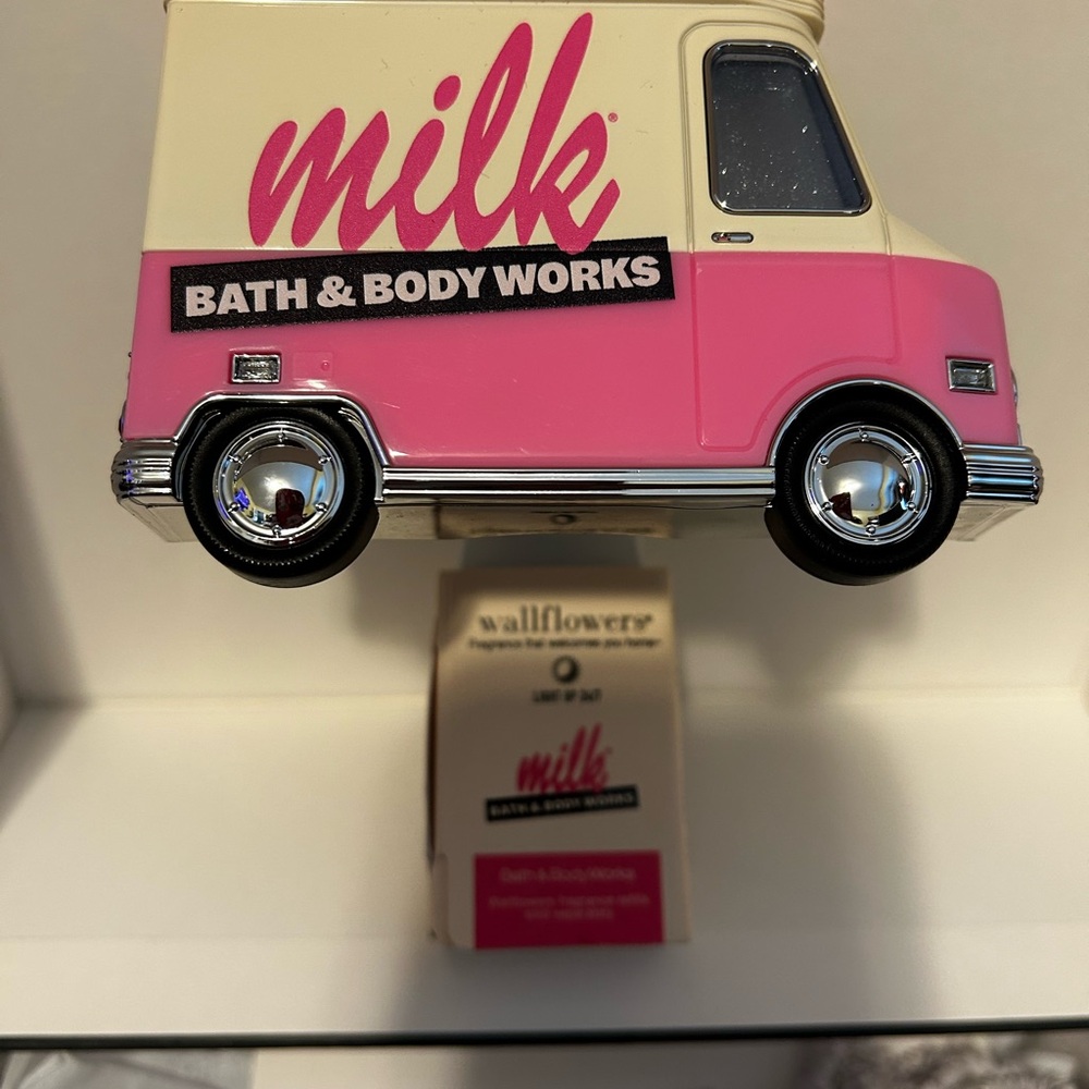 Bath & Body Works Pink & Cream Milk Wallflower Plug-In